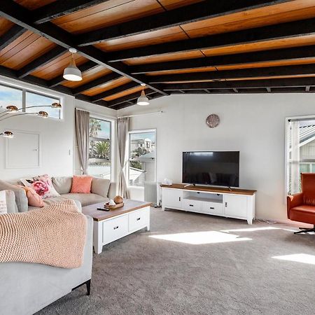 Couches, Bar Table & Kawau View Villa Snells Beach ภายนอก รูปภาพ