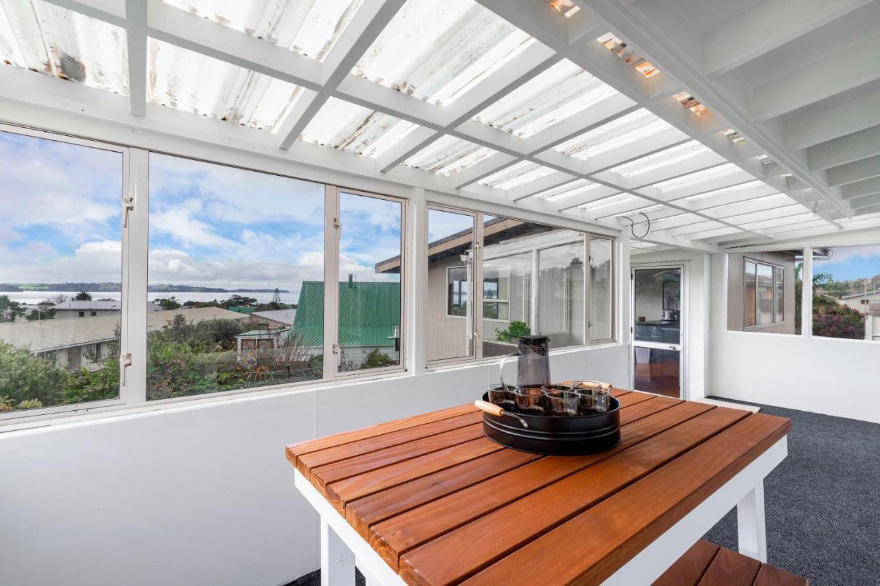 Couches, Bar Table & Kawau View Villa Snells Beach ภายนอก รูปภาพ