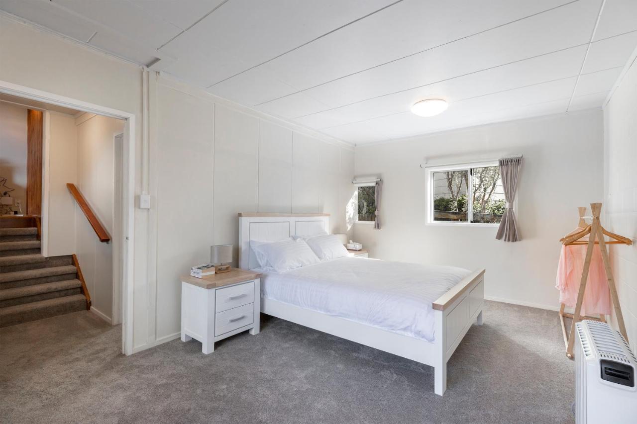 Couches, Bar Table & Kawau View Villa Snells Beach ภายนอก รูปภาพ