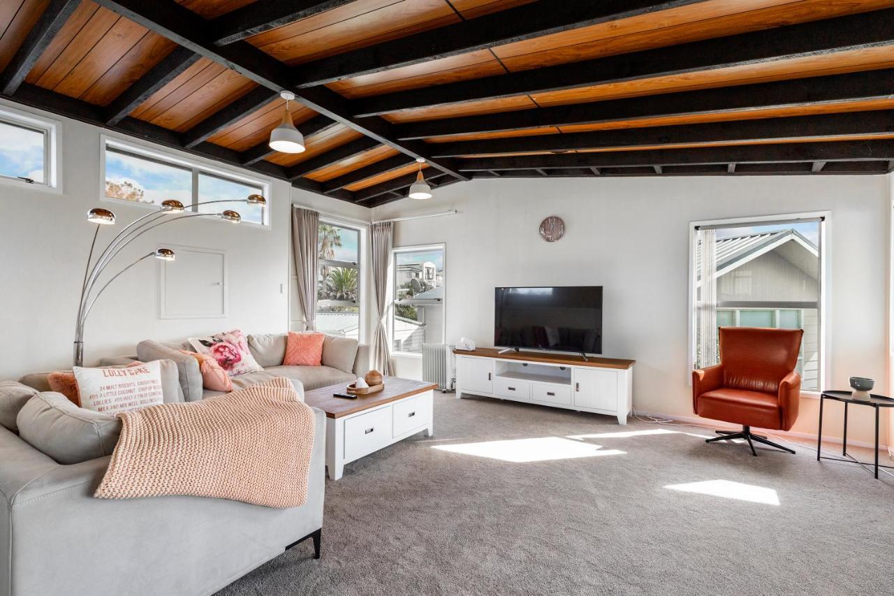 Couches, Bar Table & Kawau View Villa Snells Beach ภายนอก รูปภาพ