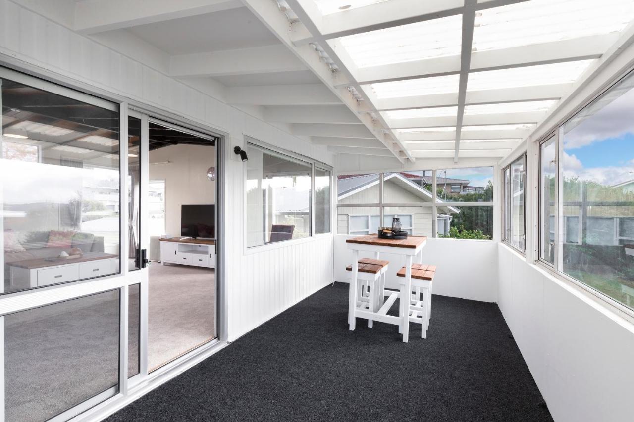 Couches, Bar Table & Kawau View Villa Snells Beach ภายนอก รูปภาพ